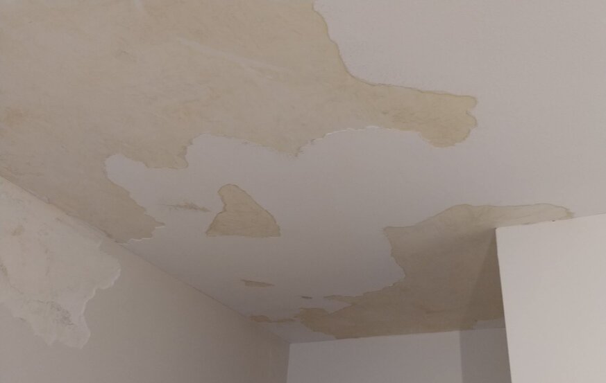 Old plaster damage in apartment
